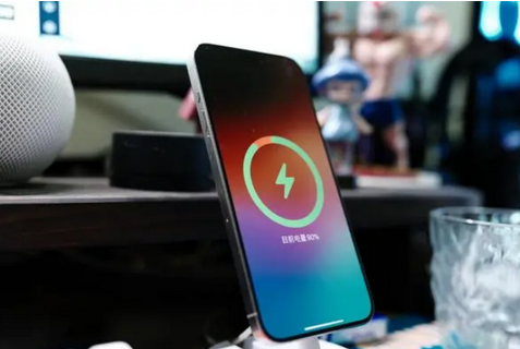 垦利苹果15换屏服务分享用什么充电器给iPhone15充电更好 